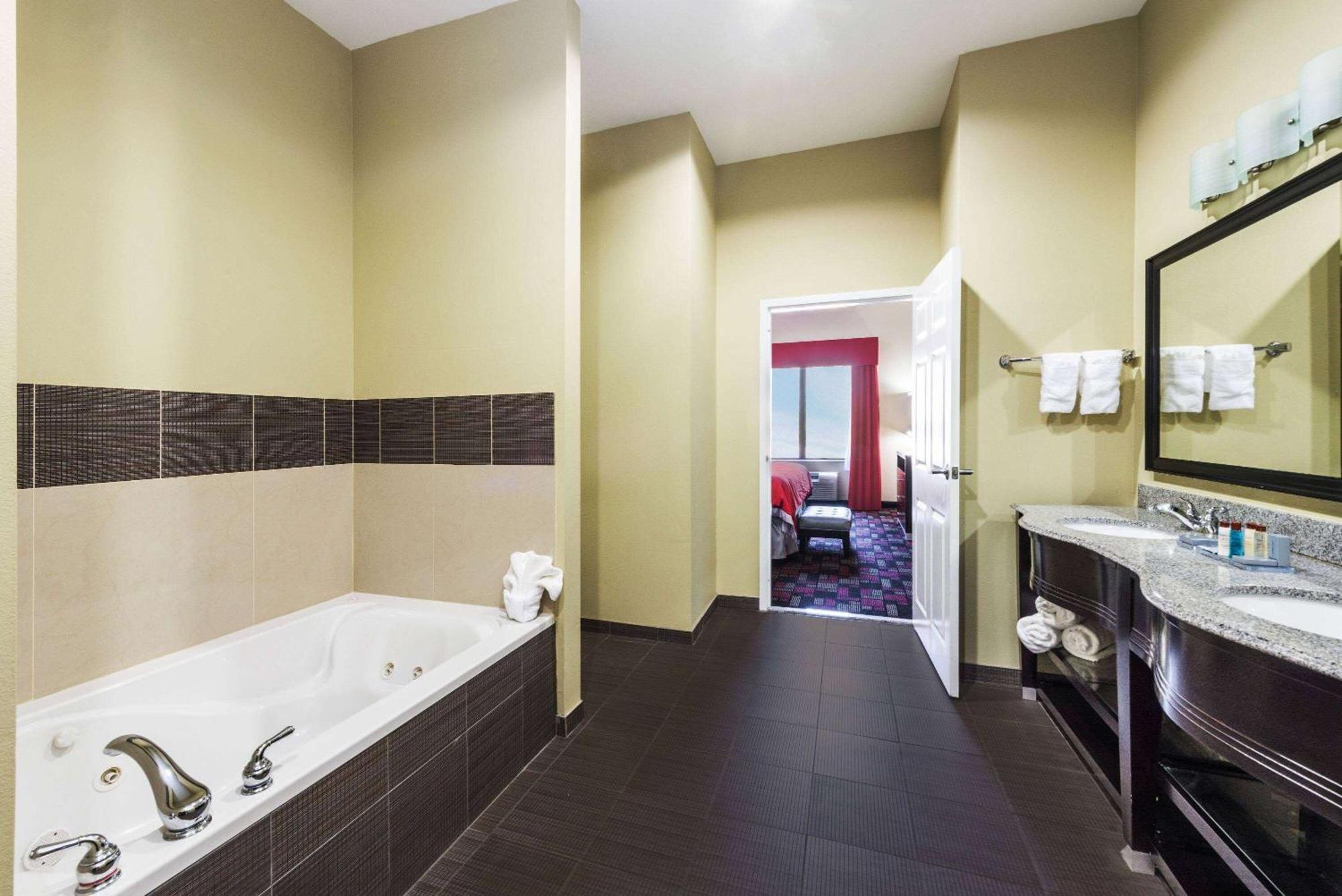 Wingate By Wyndham Lake Charles Casino Area Экстерьер фото